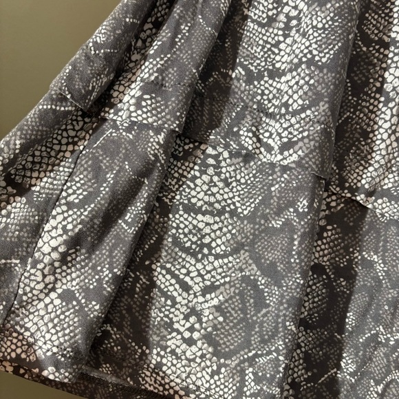 ❤️2/$15 or 3/$21❤️ INC Grey Snakeskin Print Tiered Skirt, Size XL - Picture 6 of 9
